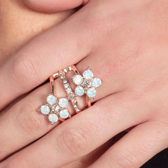 Paparazzi Jewelry Accessories - Precious Petals - Rose Gold Ring - Vintage - Picture 1 of 6